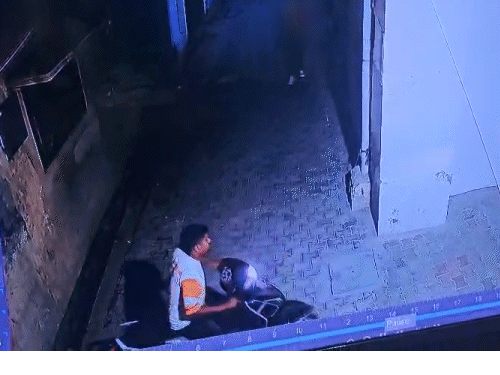 इस तस्वीर में दिख रहा है एक युवक स्कूटी से आता है। छात्रा के आगे गाड़ी रोक देता है।