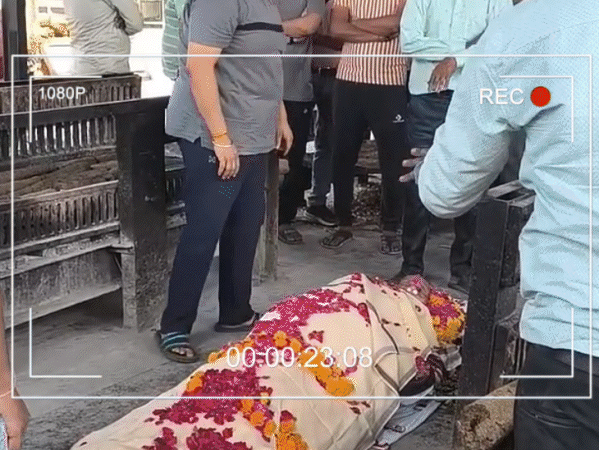 ये संगठित गिरोह शवों से उतारे गए कपड़े धोकर-प्रेस कर बाजार में नए बताकर बेच देता है। - Dainik Bhaskar