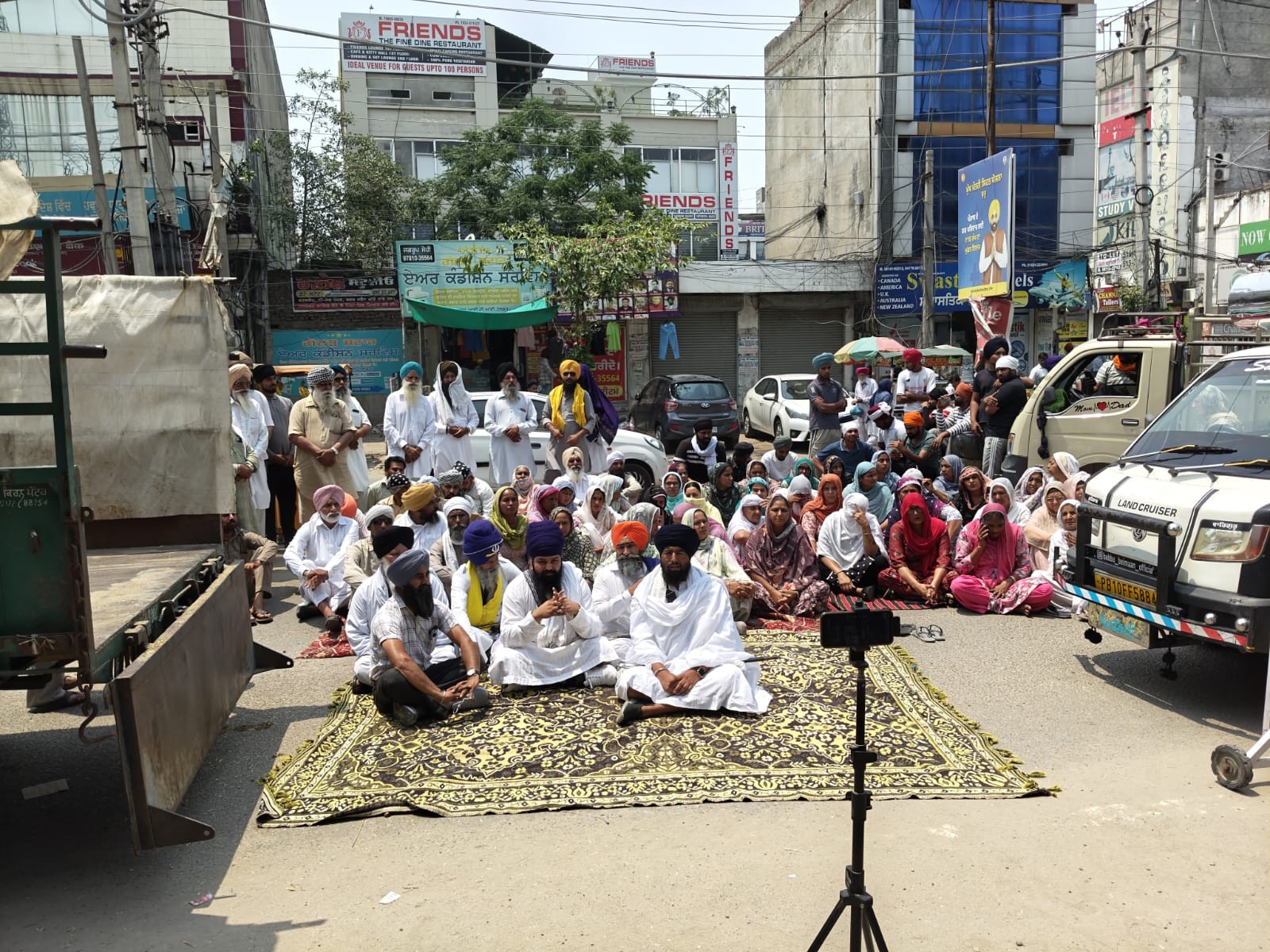 एसएसपी दफ्तर के बाहर धरना देकर बैठी जत्थेबंदी।