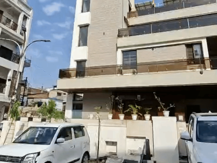 जयपुर रेलवे स्टेशन के पास सैन कॉलोनी, पावर हाउस रोड के इसी घर में पूर्व मंत्री महेश जोशी रहते हैं। गुरुवार सुबह करीब 5 बजे यहीं से उनकी गिरफ्तारी हुई।