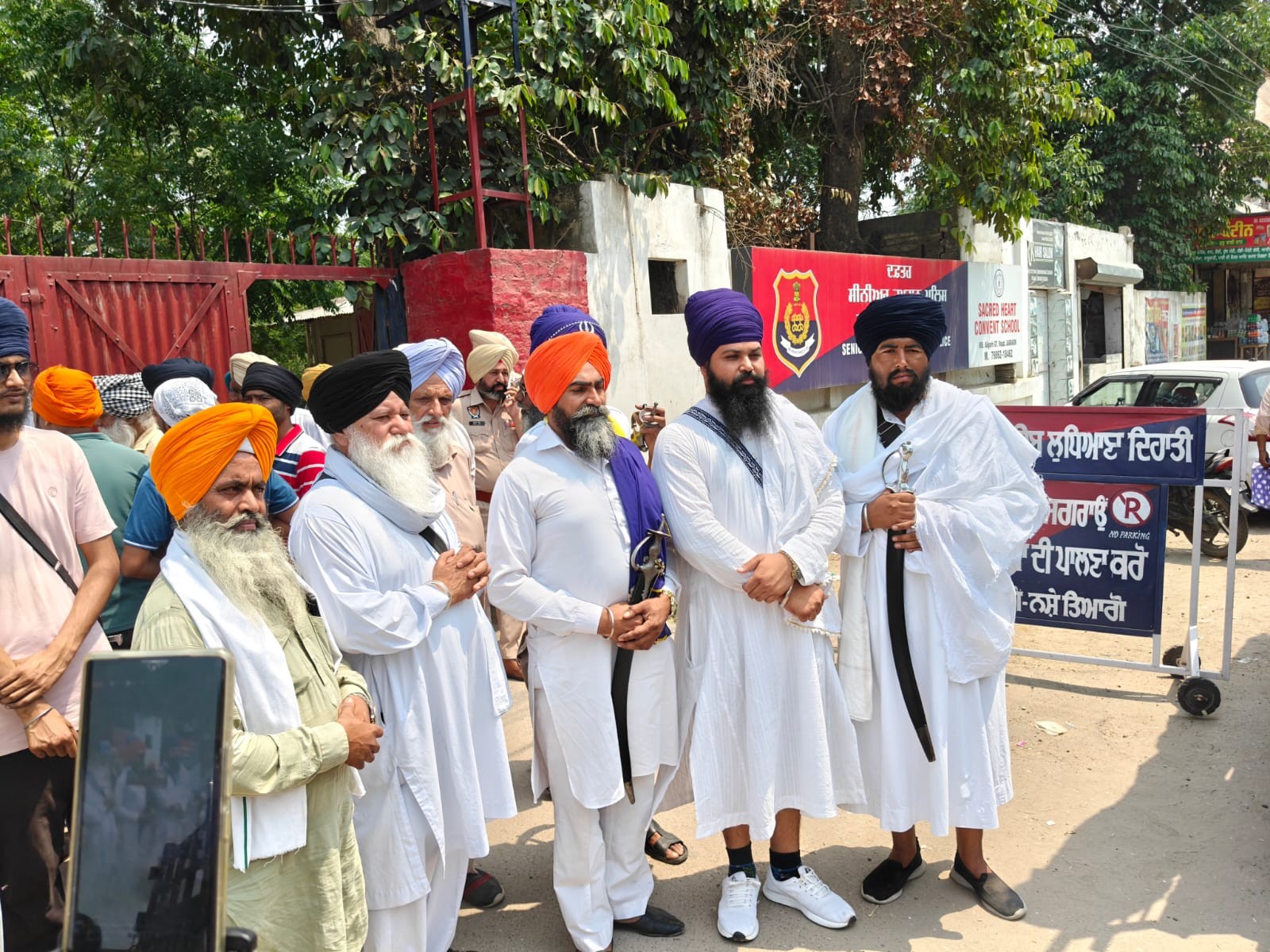 एसएसपी आफिस के बाहर जमा लोग।