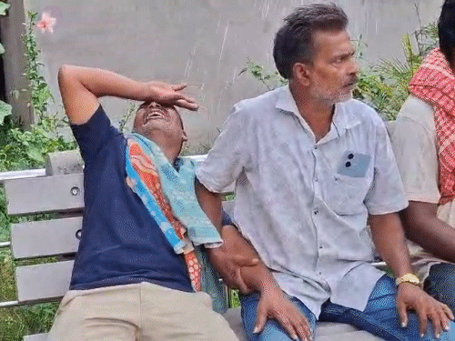 मृतक के परिजन रोते हुए।