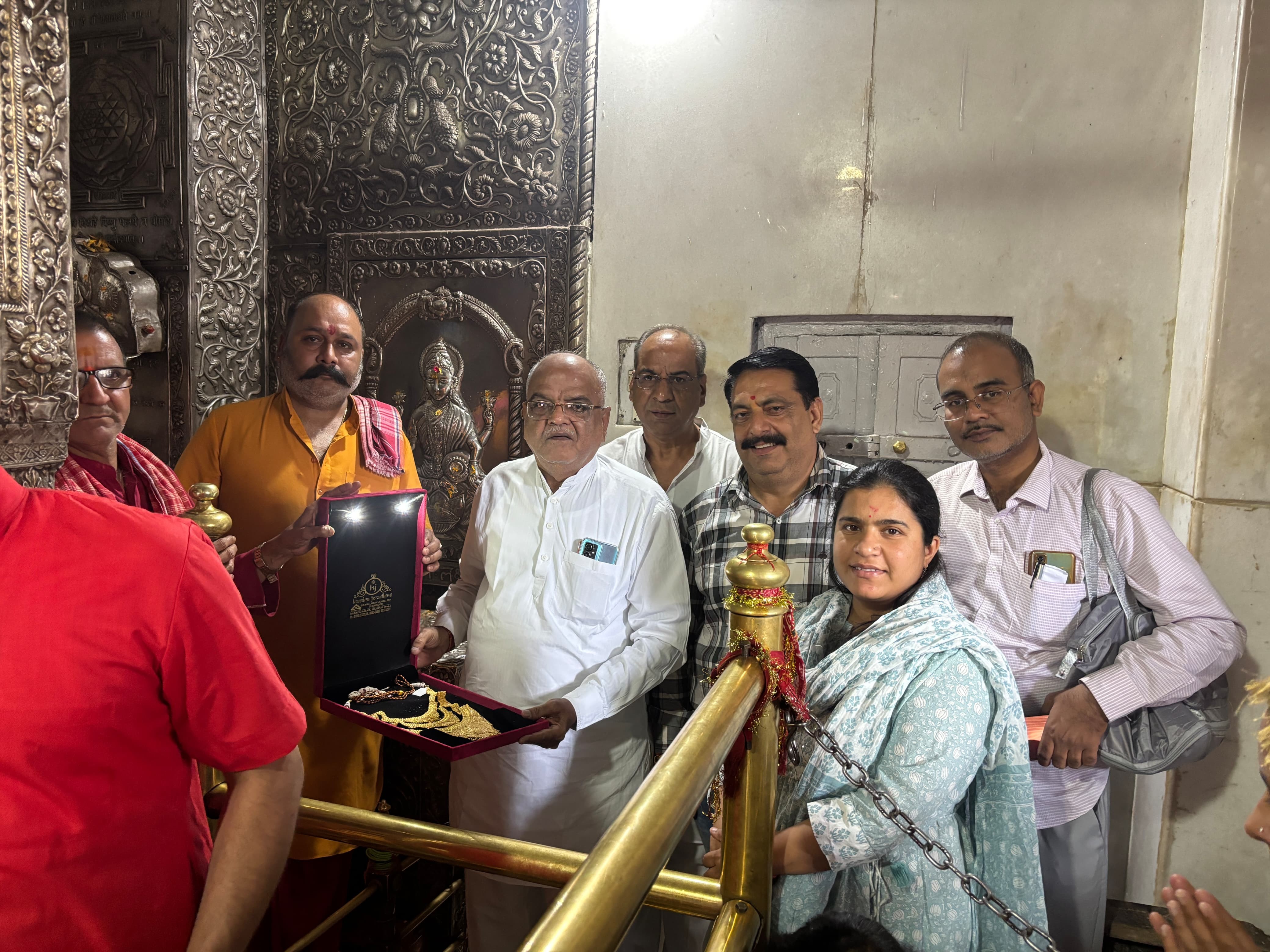 हिमाचल के मंदिर में पुणे के श्रद्धालु ने 100 ग्राम सोने का हार चढ़ाया।