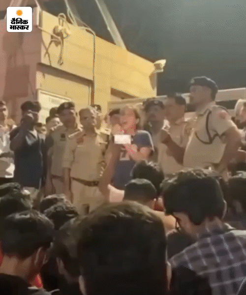 प्रोटेस्ट में स्टूडेंट्स ने कहा- दीक्षा को बिना चेक किए, खिड़की से देखकर ही मृत घोषित कर दिया।