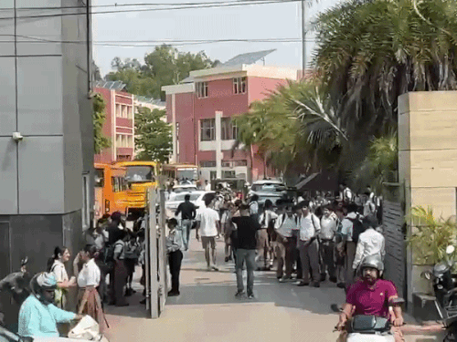 बम धमकी के बाद स्कूल में हड़कंप मचा हुआ नजर आया।