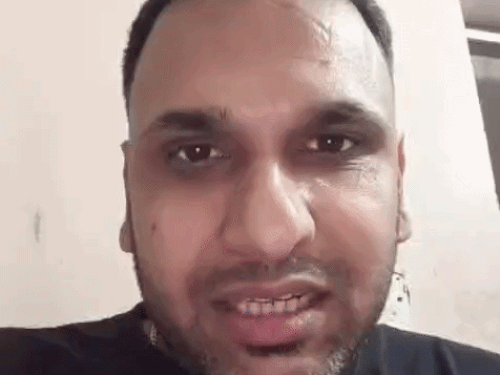 ग्राहक राजिंदर जानकारी देते हुए।