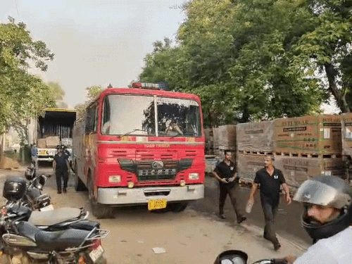मौके पर मौजूद कर्मचारी और फायरबिग्रेड की गाड़ी।