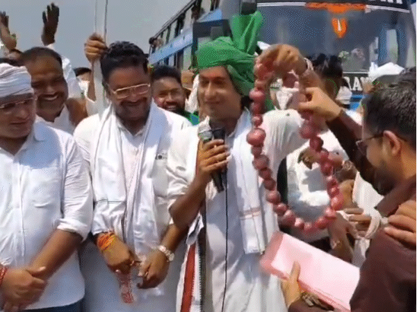 जयवर्धन सिंह ने दिखाई प्याज की माला, सिंधिया पर कसा तंज।