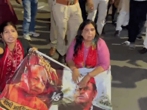 सपा की कार्यकर्ताओं ने हाथ में पोस्टर ले रखा था। उसमें सीएम योगी और पूर्व सीएम अखिलेश यादव की गई थी।