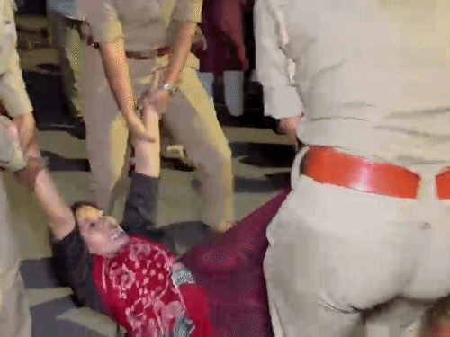 कार्यकर्ता गेट छोड़ने को तैयार नहीं थे। उन्हें पुलिस ने हाथ-पैर पकड़कर बाहर कर दिया।