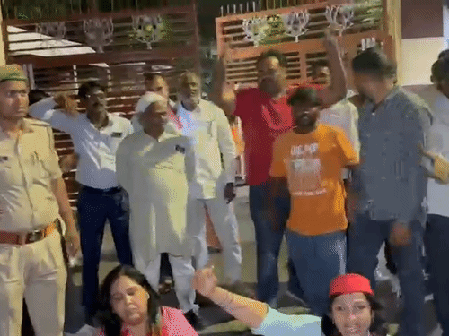 सपा की महिला कार्यकर्ता वहीं पर नारेबाजी करने लगीं। कुछ देर में उन्हीं के पीछे खड़े होकर भाजपा के कार्यकर्ताओं ने नारेबाजी की।