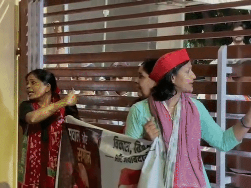 भाजपा मुख्यालय के गेट पर सपा महिलाएं पहुंचीं तो अंदर से उनकी नारेबाजी का जवाब नारों से दिया जाने लगा।