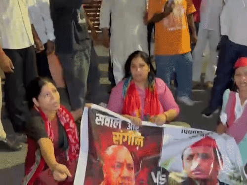 महिलाओं के हाथ में एक पोस्टर था। उसमें सीएम योगी और अखिलेश यादव के बीच तुलना दिखाई गई थी।