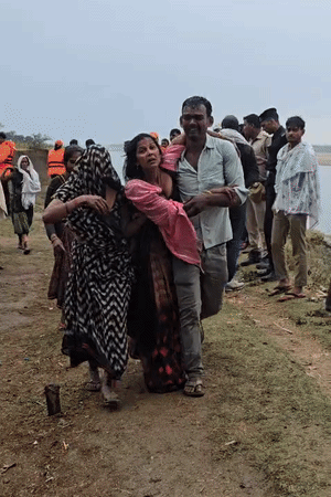 बेटी का शव मिलने के बाद परिजनों का रो-रोकर बुरा हाल है। बच्चों की मां को परिवार ढांढस बंधा रहे हैं।