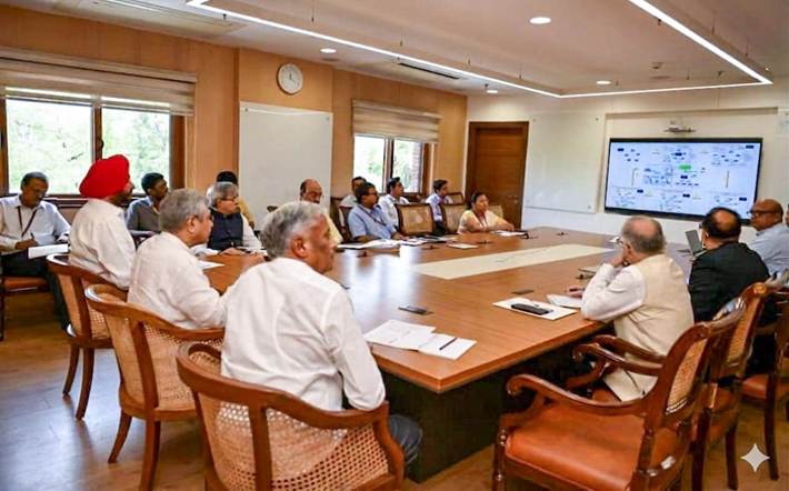 रेल भवन में रेल मंत्री अश्विनी वैष्णव की रेलवे के अधिकारियों के साथ समीक्षा बैठक हुई।
