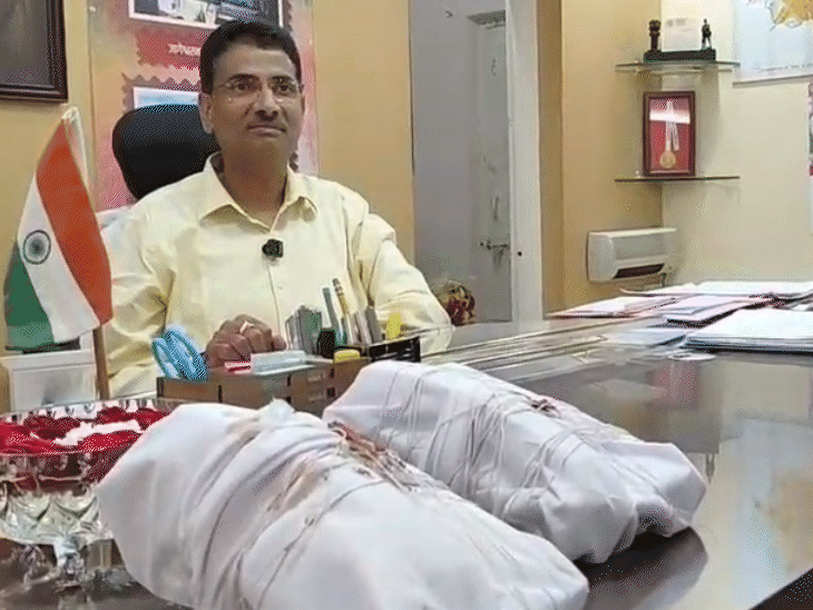 कलेक्टर ने मोबाइल पर न्यूज चलाई। दूसरे कमरे में फोन पर वहीं न्यूज सुनाई दी।