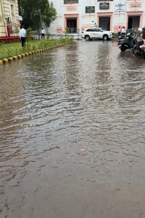 पटना में बारिश के बाद विधानसभा परिसर में पानी भर गया।