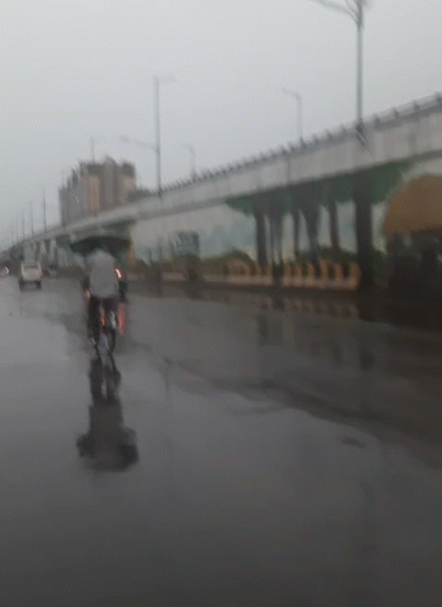 गुरुवार को लखनऊ की सड़कों पर लोग छाते लिए नजर आए।