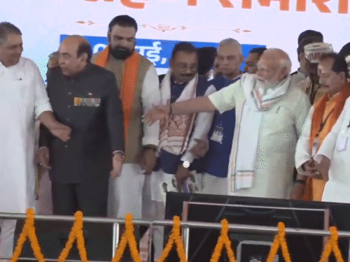 PM मोदी हाथ देकर नीतीश कुमार को अपने पास लाए।