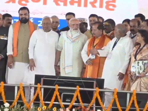 PM के साथ खड़े होकर लोगों का अभिवादन करते नीतीश।