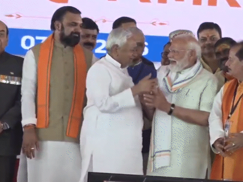 नीतीश कुमार ने PM मोदी के कंधे पर हाथ रखा।