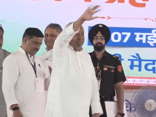 मंच पर हाथ जोड़कर लोगों का अभिवादन करते नीतीश कुमार।