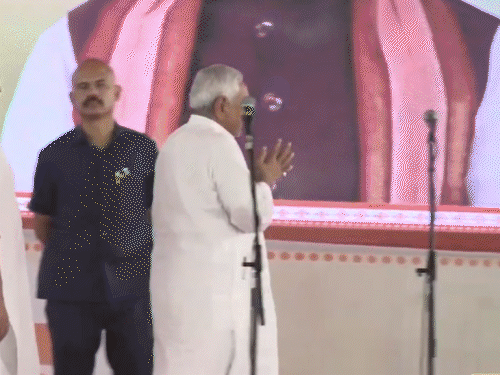 नीतीश ने विजय सिन्हा के कंधे पर हाथ रखकर उनका हाल पूछा।