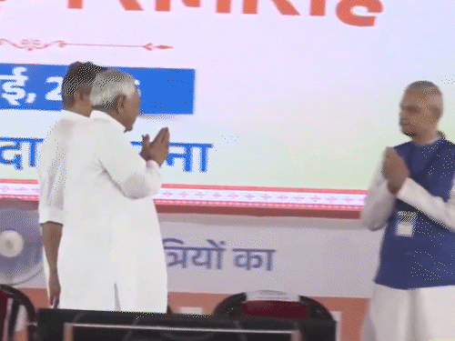 नीतीश कुमार ने डिप्टी CM बिजेंद्र यादव के कंधे पर हाथ रखा।