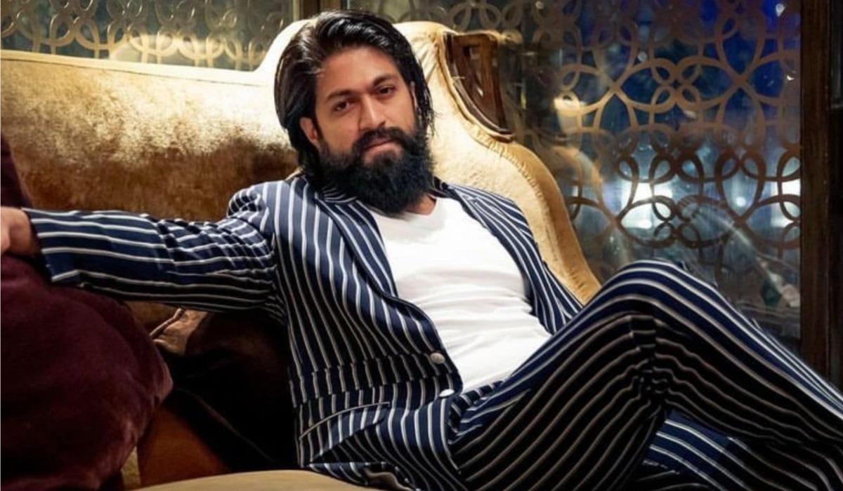 Yash was born on 8 January 1986, his childhood name is Naveen Kumar Gowda.