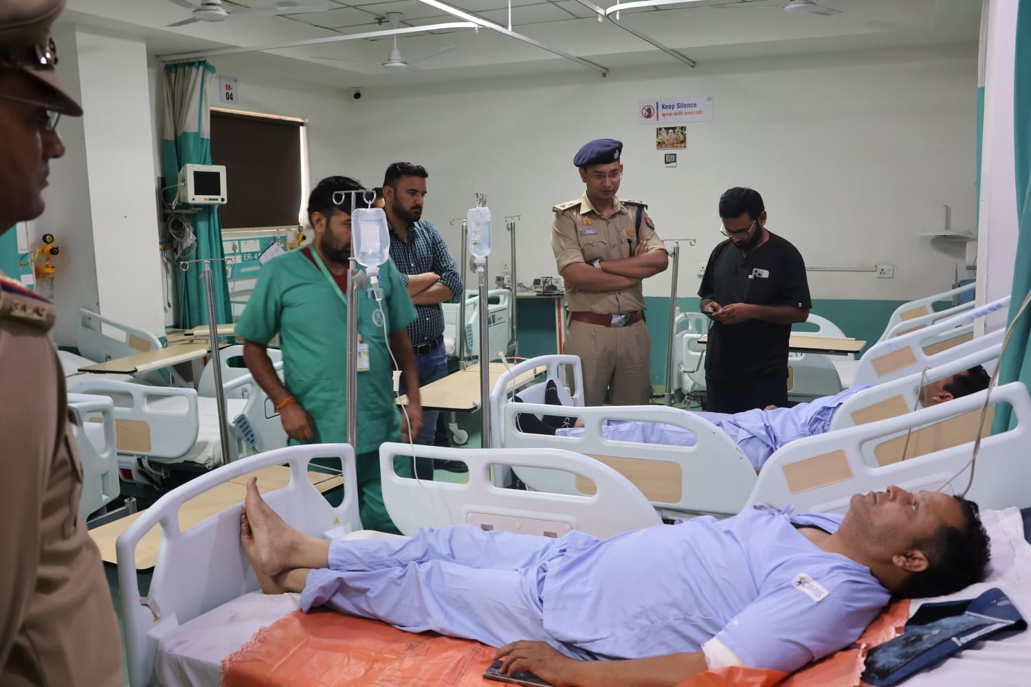मथुरा में दो डकैत पुलिस मुठभेड़ में ढेर, कारोबारी को बंधक बनाकर डाला था डाका