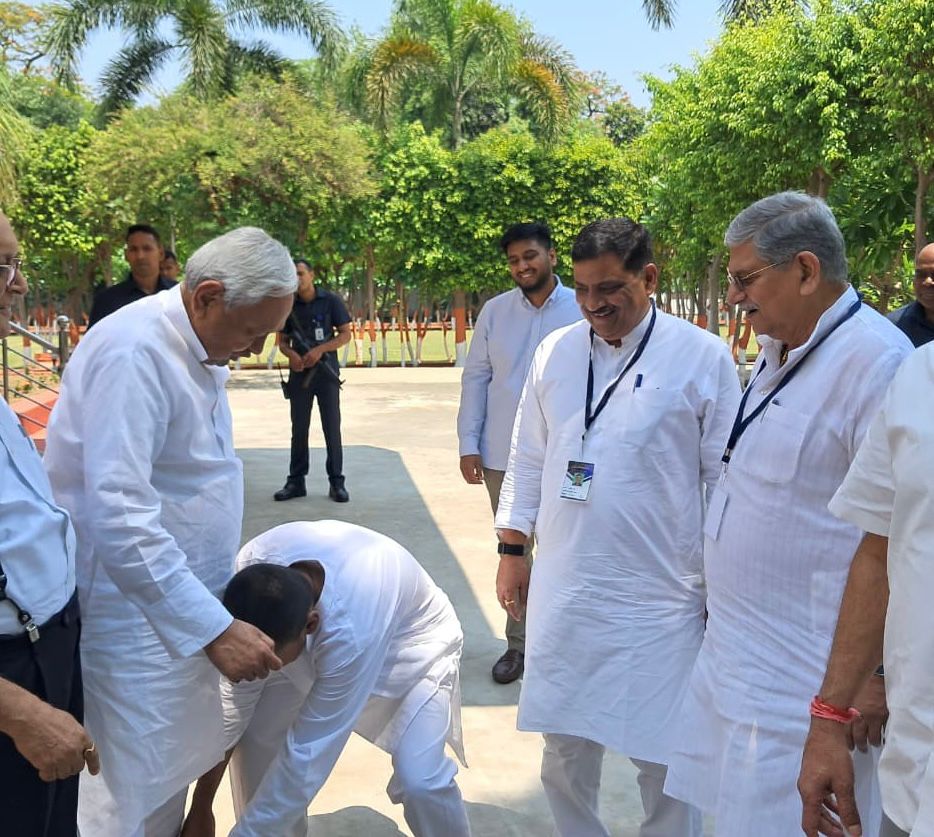 मंत्री पद की शपथ से पहले निशांत ने पिता नीतीश कुमार के पैर छूकर आशीर्वाद लिया।