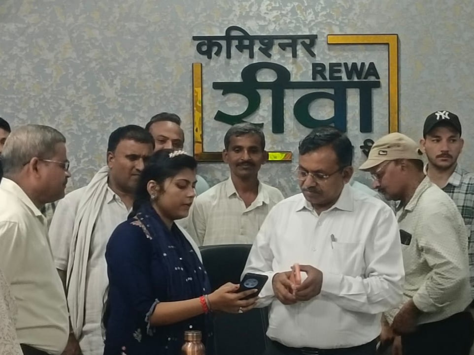 Rewa Collector vs Employee Union: Angrez-style Work Demand Sparks Protest