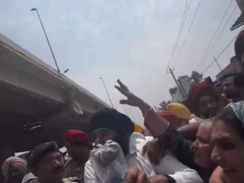 अमृतपाल समर्थकों ने सीएम के खिलाफ नारेबाजी भी की और मुर्दाबाद के नारे लगाए।