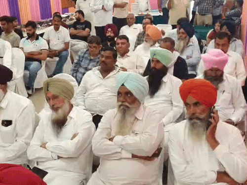 मीटिंग के दौरान मौके पर उपस्थित ट्रांसपोर्टर।