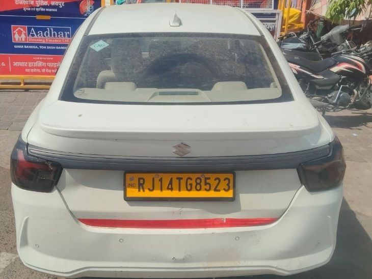 इसी टैक्सी कार से बैक लेकर छात्रा को टक्कर मारी गई थी।