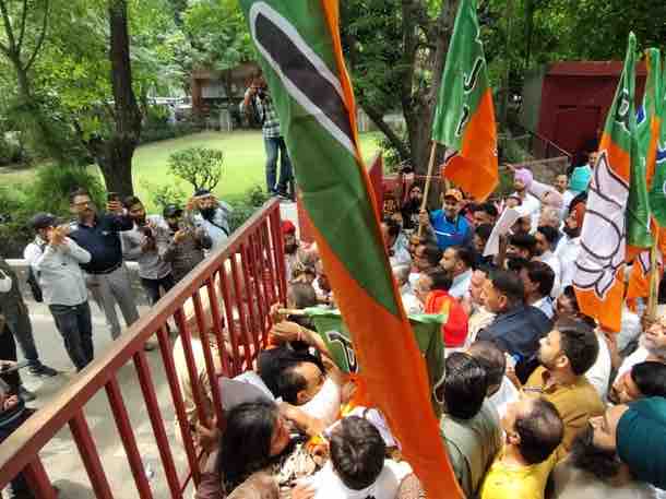 प्रदर्शनकारियों ने पुलिस कमिश्नर को मांग पत्र सौंपा।