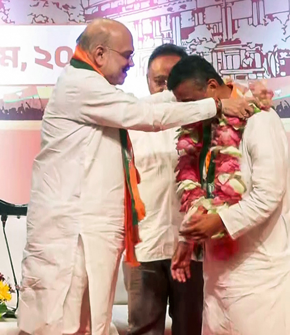 अमित शाह ने सुवेंदु के नाम का ऐलान करने के बाद उन्हें सबसे पहले माला पहनाई।