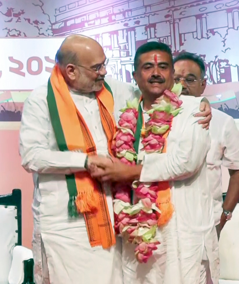 शाह ने सुवेंदु को गले लगाकर बधाई दी।