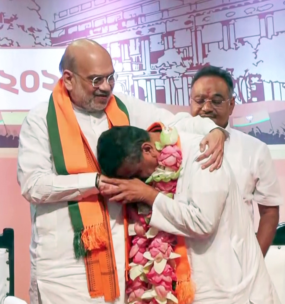 शाह के हाथों माला पहननने के बाद सुवेंदु ने झुककर उनका अभिवादन किया।