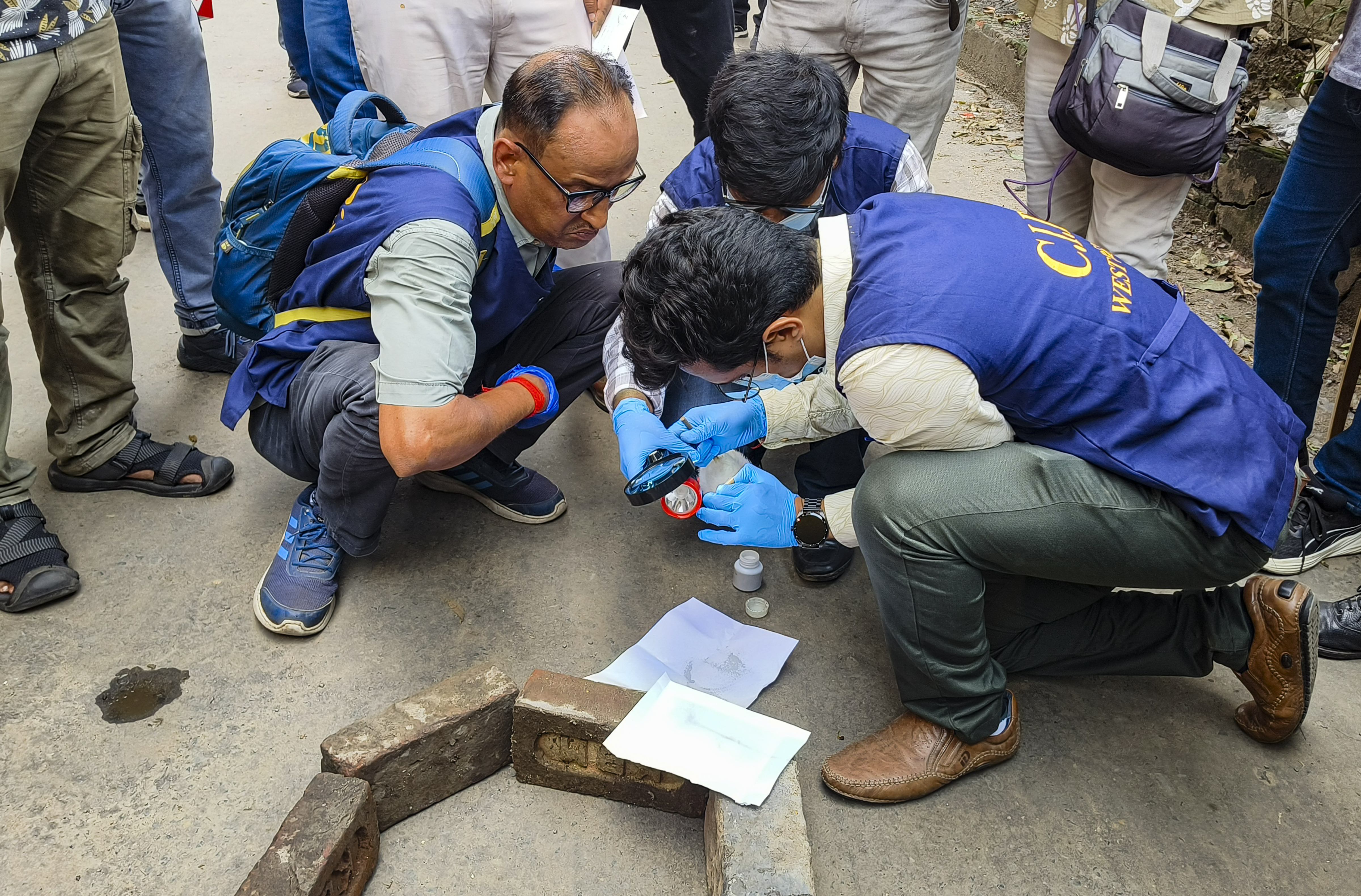 क्राइम सीन की जांच करते हुए क्रिमिनल इन्वेस्टिगेशन डिपार्टमेंट (CID) के अधिकारी।