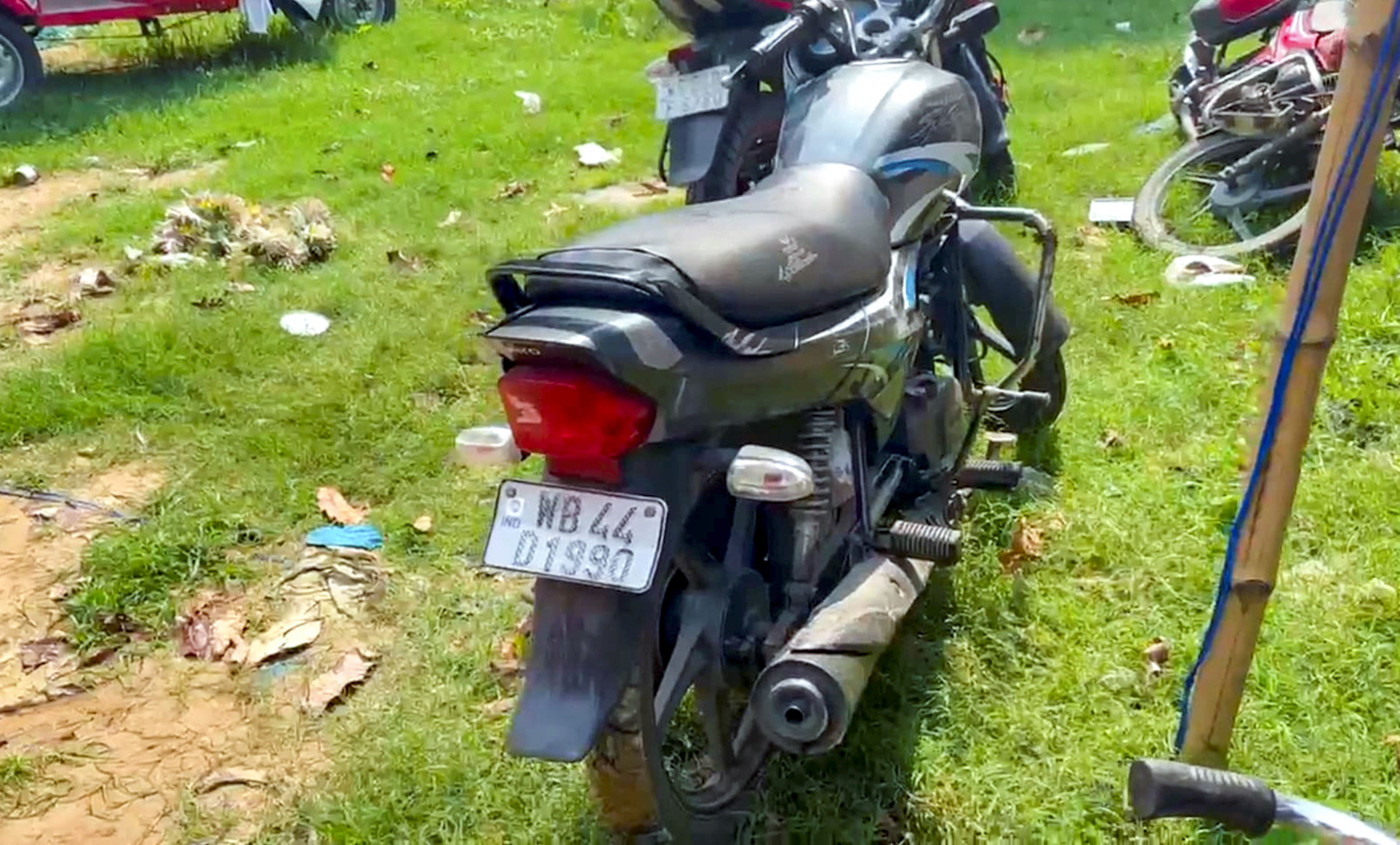 बाइक, जिसका हमलावरों ने इस्तेमाल किया था, इसे मध्यमग्राम पुलिस स्टेशन में रखा गया है।