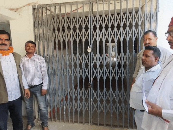 कर्मचारियों ने जनपद कार्यालय में ताला लगाकर अनिश्चितकालीन कलमबंद हड़ताल शुरू कर दी।