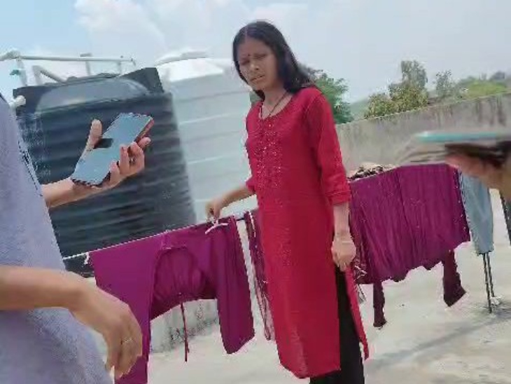 एक अन्य लड़की भी छत पर मौजूद थी।