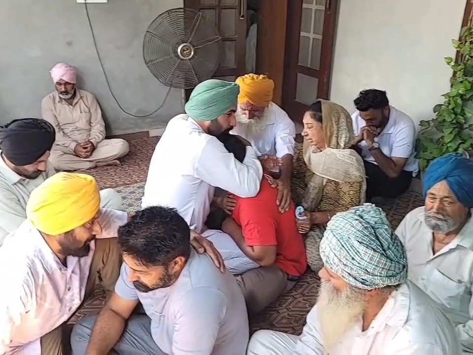 युवक की मौत के बाद विलाप करते परिजन।