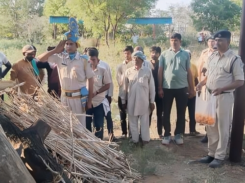 सतीश के पार्थिव शरीर को सलामी देते सीआरपीएफ के जवान।