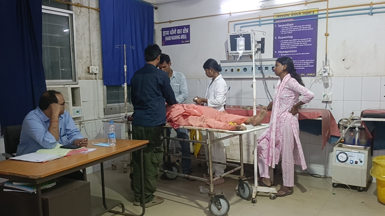 A man entered a beauty parlor and attacked a woman with scissors, her ...