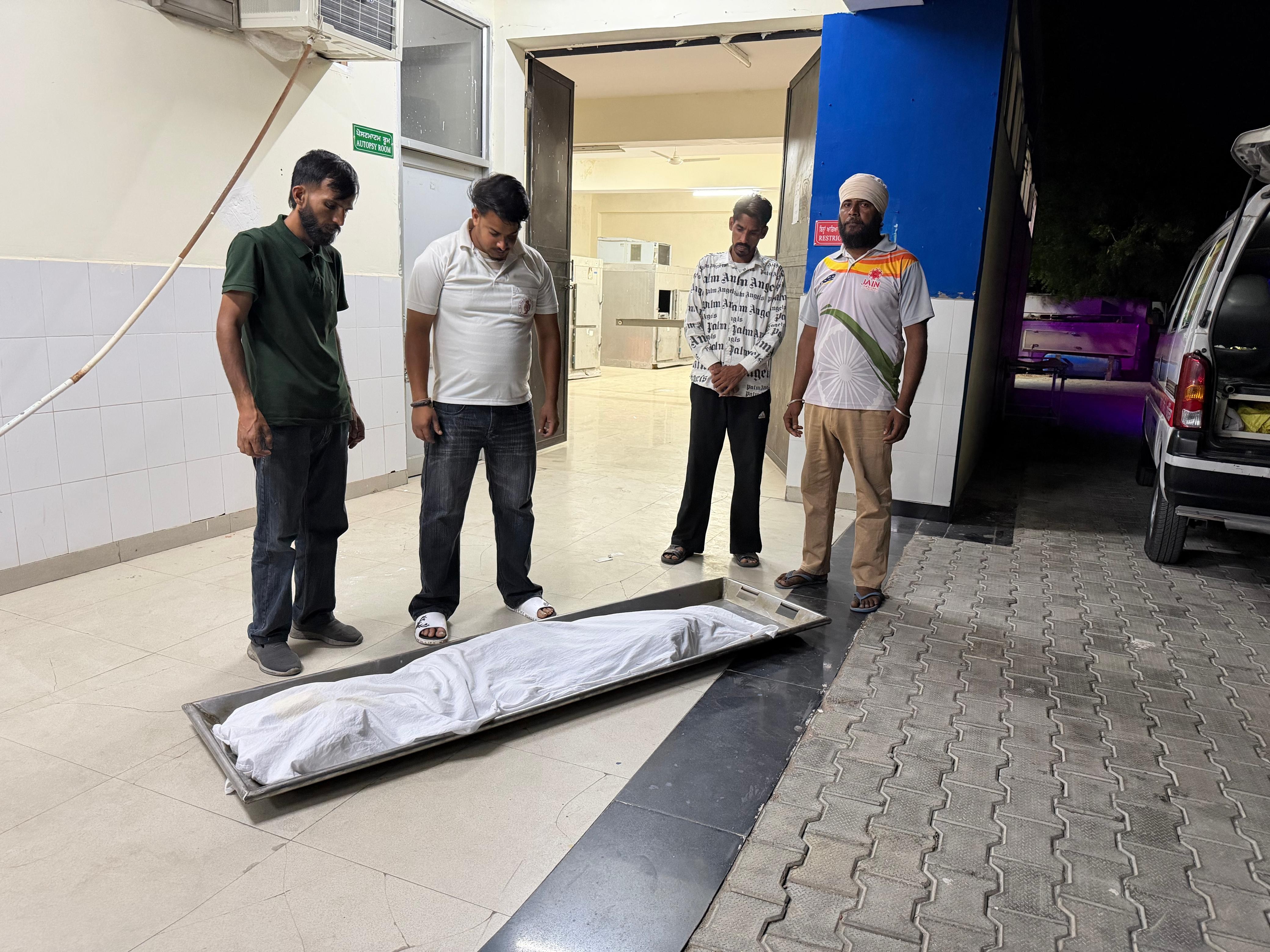 सिविल अस्पताल मोर्चरी में बच्चे की डेड बॉडी रखते संस्था वर्कर। - Dainik Bhaskar