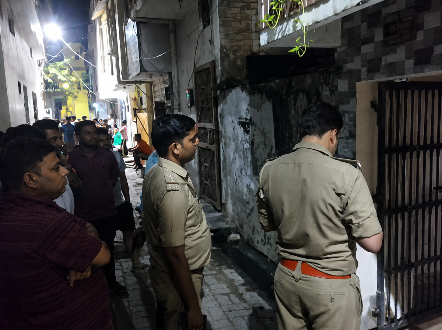 रात में वकील के घर पुलिस पहुंची। उसे मृत अवस्था में पाया।
