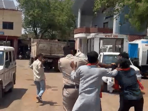 पुलिस गौतम साहू को भीड़ से छुड़ाकर थाने ले गई।