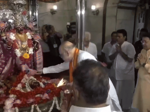 शाह ने दक्षिणेश्वर काली मंदिर में दर्शन किए और आरती की।